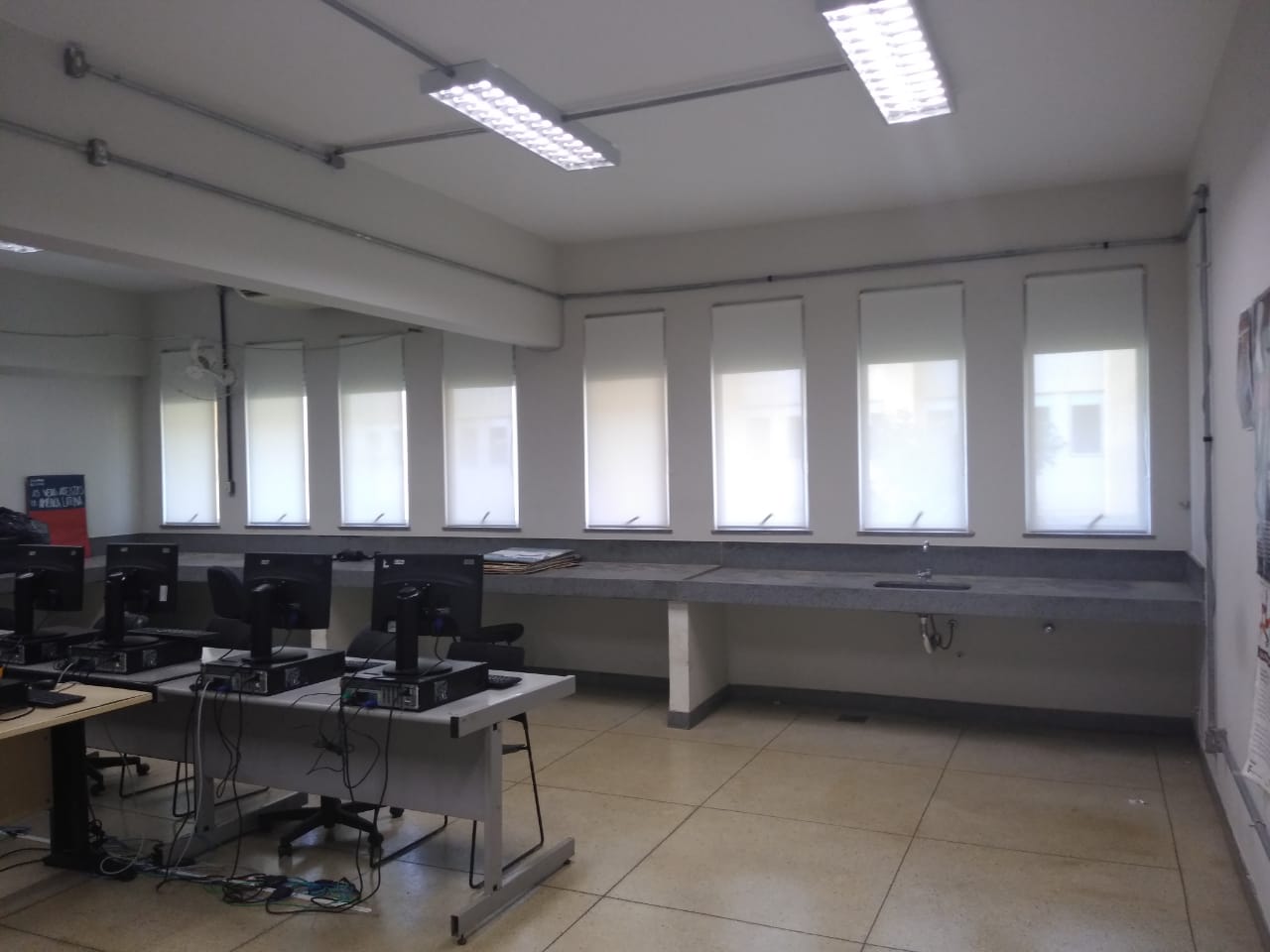 laboratório com persianas instaladas
